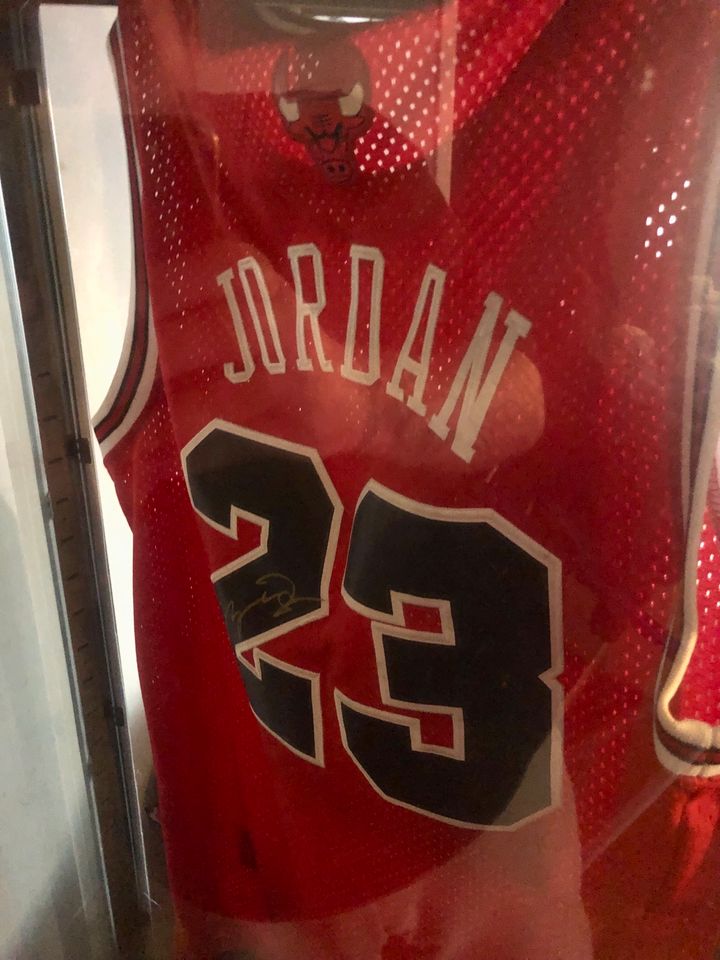 Michael Jordan Bulls Trikot Signiert vorne und hinten Autogramm in Worms