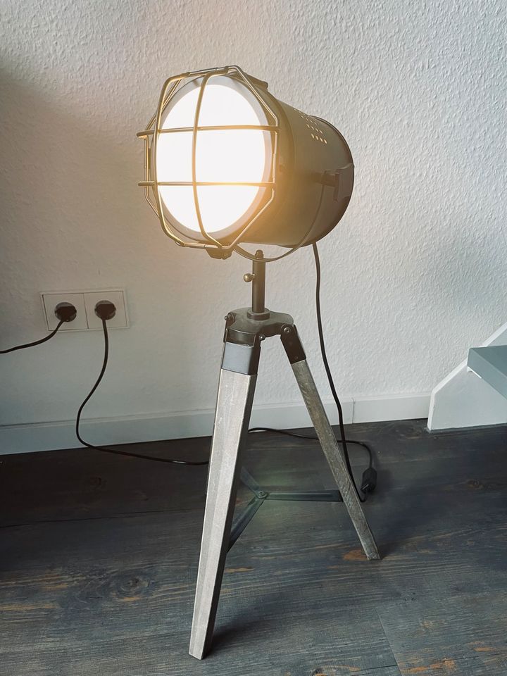 Kleine Stehlampe, Industrie-Look in Halle