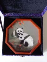 Handgemachte Seidenstickerei "PANDA" in edler Brokatbox Baden-Württemberg - Böblingen Vorschau