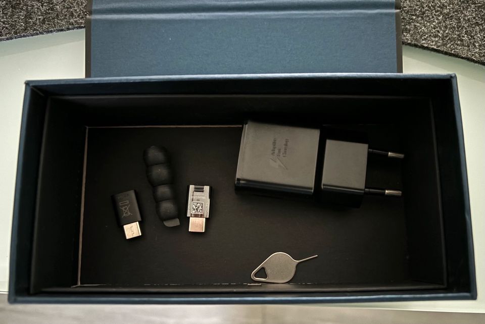 Samsung Z Flip 4 mit Kopfhörern 14 Monate alt und Uhr in Bottrop