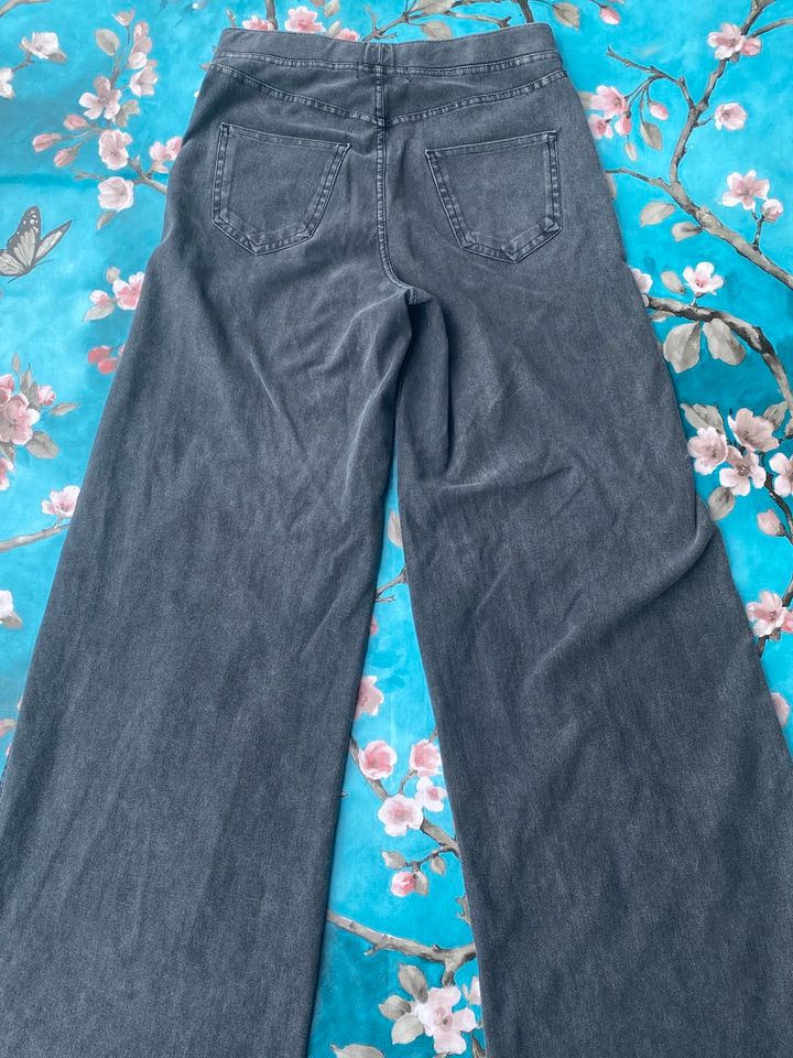 H&M stretch-Baggy Gr. 170 in Lachendorf