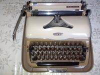 Vintage Schreibmaschine Triumph Perfekt Nordrhein-Westfalen - Brilon Vorschau