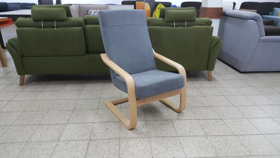 Ein eleganter grauer Sessel mit hochwertigem Holzgestell in Wiesmoor