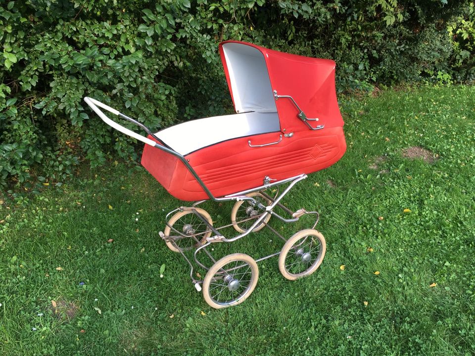 Kinderwagen Sportkinderwagen 70er Jahre rot antik nostalgisch in Hann. Münden