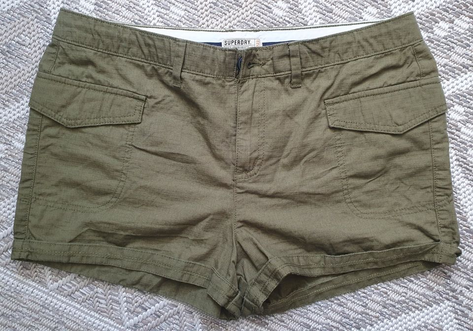 Kurze Hose, Shorts, Damen, khaki, superdry, Gr. 40 in Trebbin