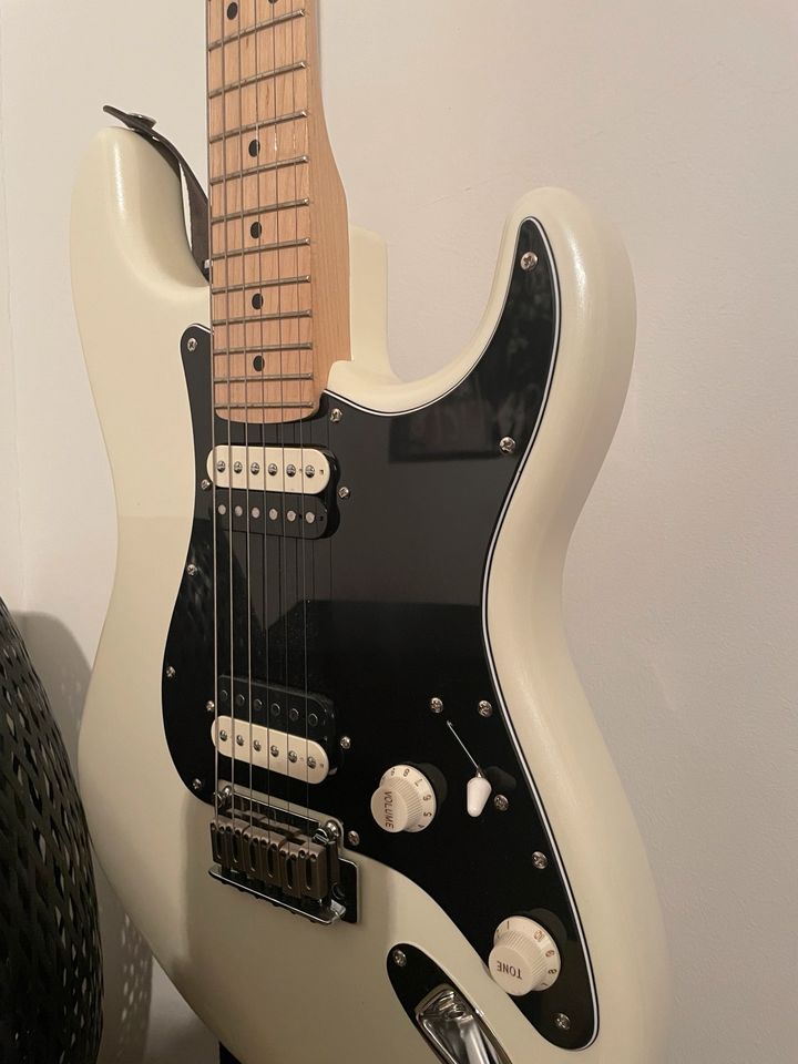 Squier Contemporary Stratocaster HH MN Pearl White by Fender in Tessin
