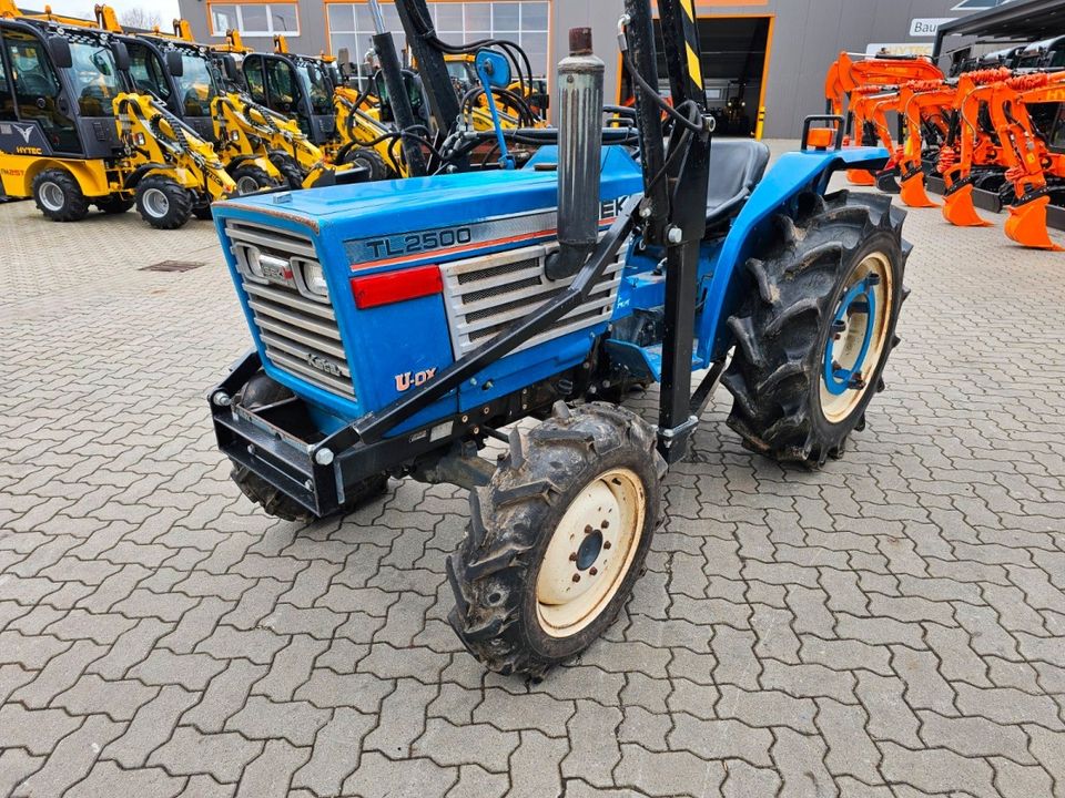 Iseki TL2500 mit Frontlader Kleintraktor Schlepper Bulldog Traktor in Winsen (Luhe)