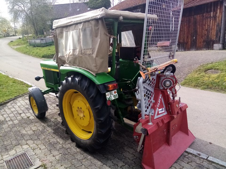 Traktor John Deere in Zimmern unter der Burg