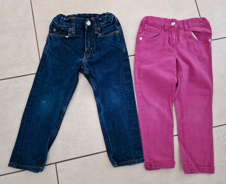 2 schöne Mädchen Jeans Hosen blau u. pink Gr. 98 in Bad Lippspringe