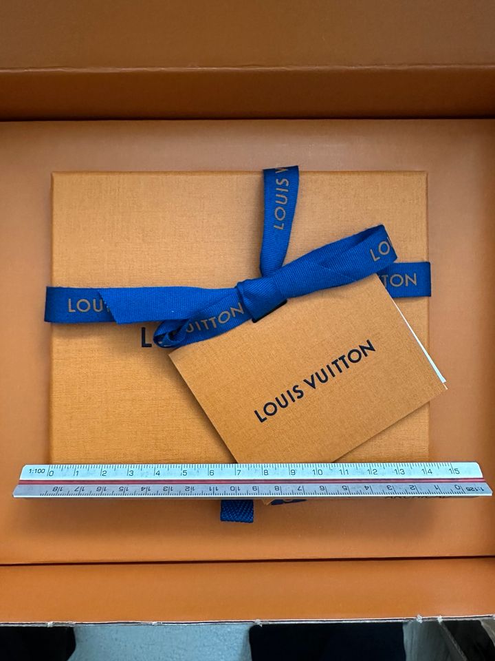 Louis Vuitton Karton und Geschenkbox und Briefumschlag in Duisburg