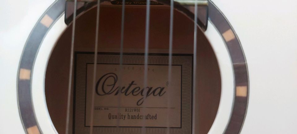 Ortega Gitarre in weiß (R121WH) in Mannheim