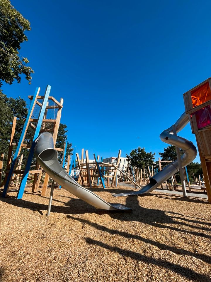 Spielplatz, Naturspielplatz,Findlinge, Klettersteine, Nestschaukel, Schaukel, Rutsche, Klettern, Kinder, Kindergärten, Schulen, Private- und öffentliche Spielplätze, Robinie in Uhingen