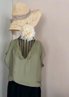 Olive-farbenes Top (Khaki) mit Spitzen-Verzierung am Kragen (NEXT Frankfurt am Main - Altstadt Vorschau