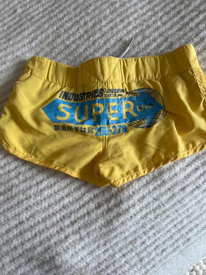 SUPERDRY Shorts Damen Gr. XS GELB in Essen