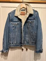 Levisjeansjacke, mit Fell PayPal mit Versand Verfolgung Nummer Baden-Württemberg - Bammental Vorschau