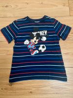 Dunkelblaues Shirt mit Mickey Maus & Fußball von Disney Gr. 110 Sachsen-Anhalt - Pretzien Vorschau