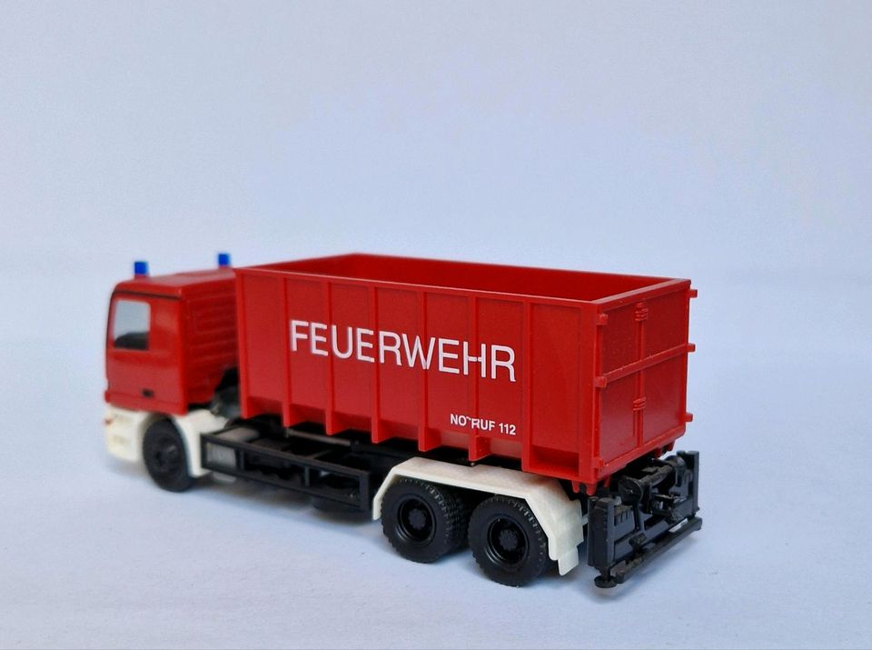 Herpa 1:87 MB Actros M Feuerwehr WLF mit Abrollbehälter Container in Hemer