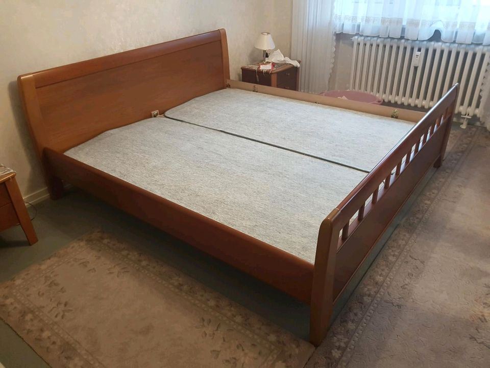 Großes Bett Doppelbett 180x190cm Echtholz Furnier Kirschbaum in Hamburg
