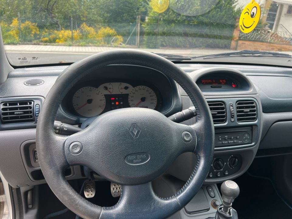 Renault Clio B 1.6 16v in Karlstein