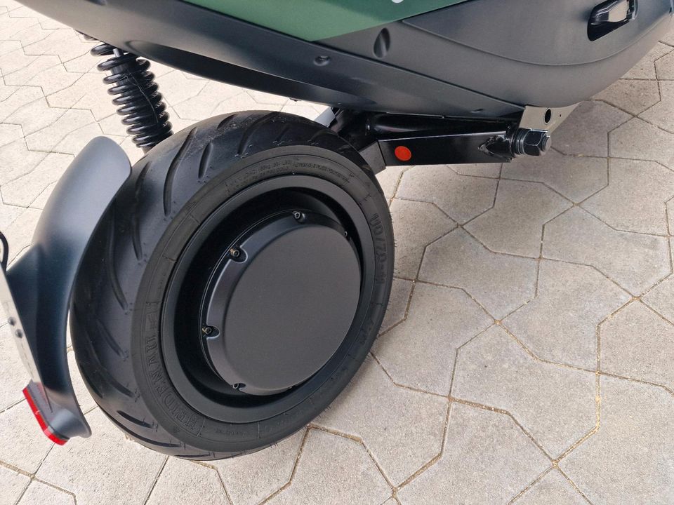 UNU Pro 3kw grün matt Elektroroller e Roller Scooter 4kw in Bönnigheim