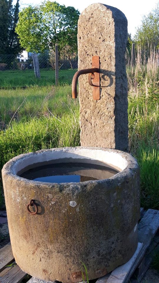 Sandsteinbrunnen,Sandsteintrog,Brunnen,Steintrog,Sandstein in