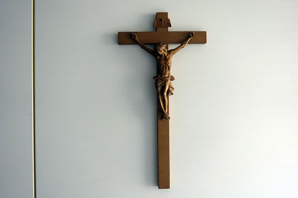 Kruzifix Echtholz antik mit Jesus-Figur handgeschnitzt 18 x 36 cm in Düsseldorf