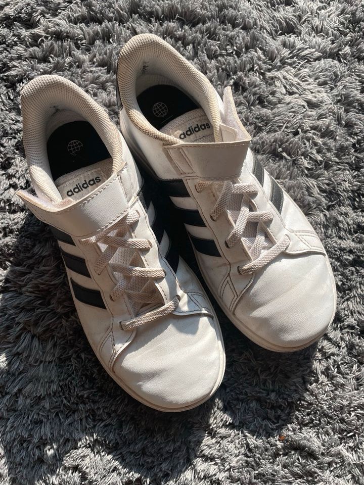 Adidas Schuhe Sneaker Größe 34 in Langenselbold