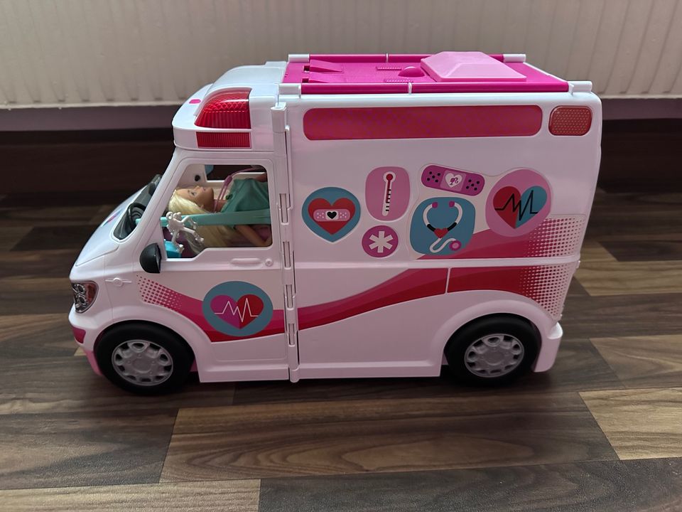 Barbie Krankenwagen plus Barbie Baby Doctor in Bielefeld
