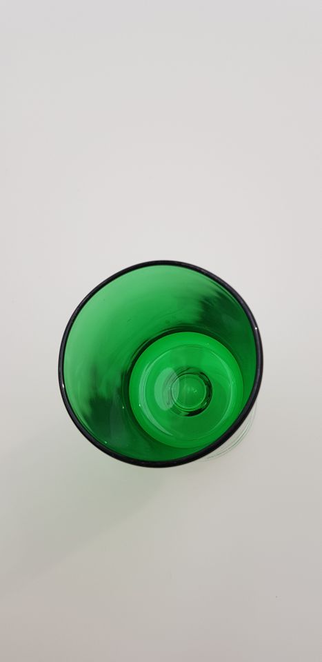 Vintage grünes Glasgefäß für das Frühlingsgesteck in Löchgau