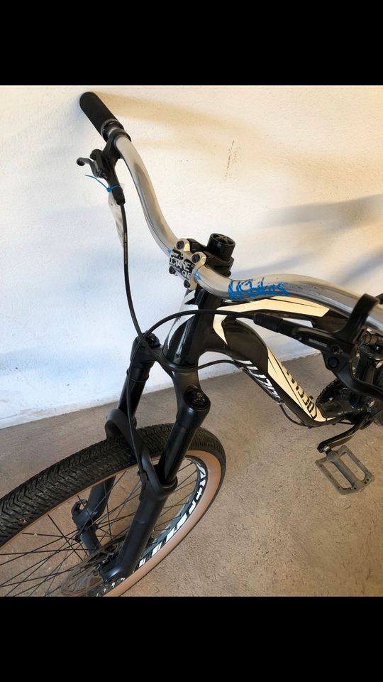 Slopestyle Specialized Stumpjumper 26Zoll Dirt Medium Fully MTB in Erlabrunn