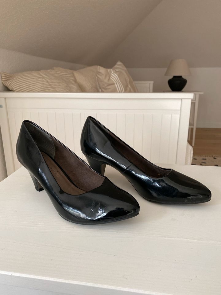 Schöne schwarze Pumps von Tamaris in Himmelpforten