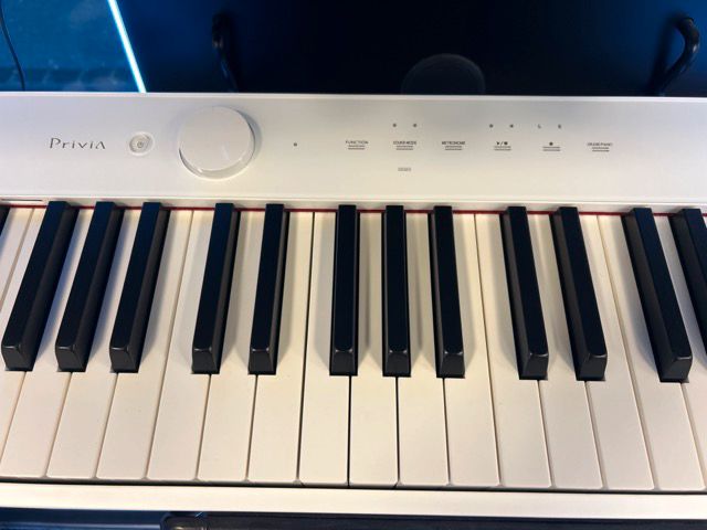 Digitalpiano CASIO Mod. PX-S1100 leicht gebraucht, in weiß, schwarz oder rot auf Lager | portables Digitalpiano E-Piano kaufen in Kempten in Kempten