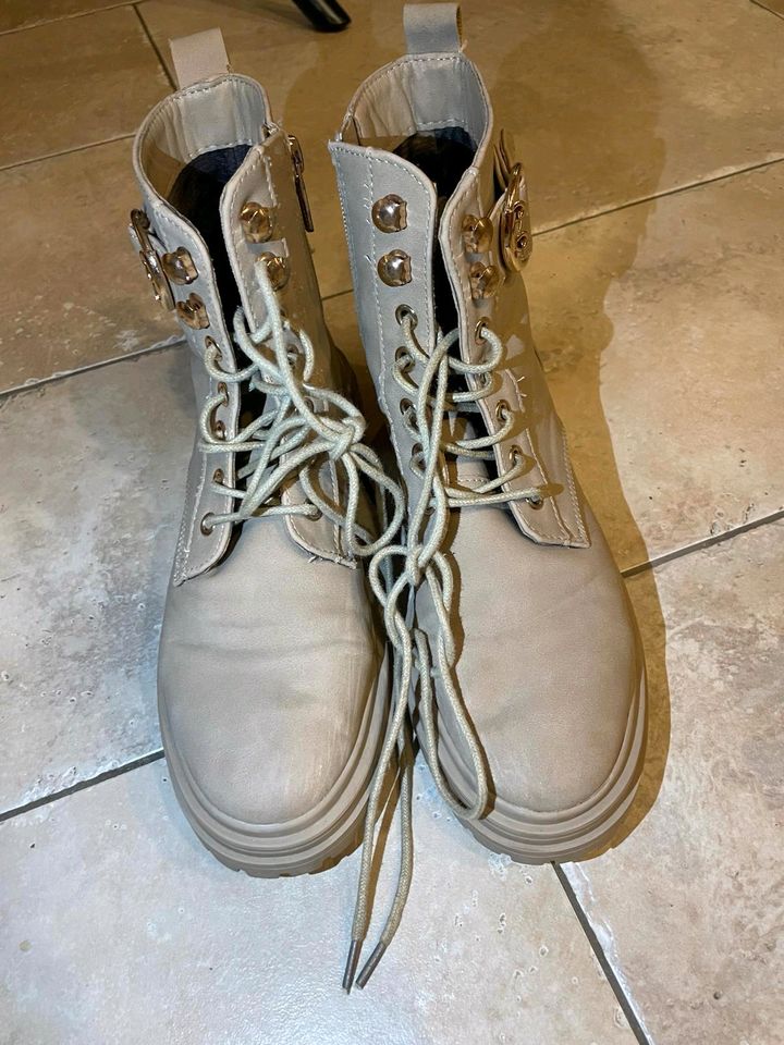 Stiefeletten in Beige mit goldenen Assesoas in Zeilarn