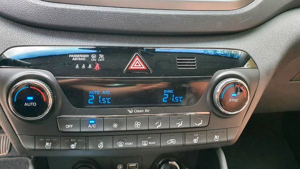 Hyundai Tucson 1,6 Premium.  Voll, Panorama, Automatik, Leder in Neuss