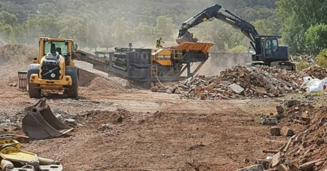 Brecheranlage Bauschutt brechen Abriss Abbruch Brecher Schredder in Aschersleben