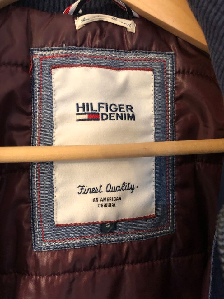 Damen Jacke Hilfiger Denim blau Gr.S mit Kapuze und Fell Gürtel in Dillingen (Saar)