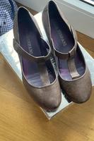 Kompl.Leder * ital. Halbschuh mit Keilabsatz u.Steg *khaki*Gr.38 Bayern - Freising Vorschau