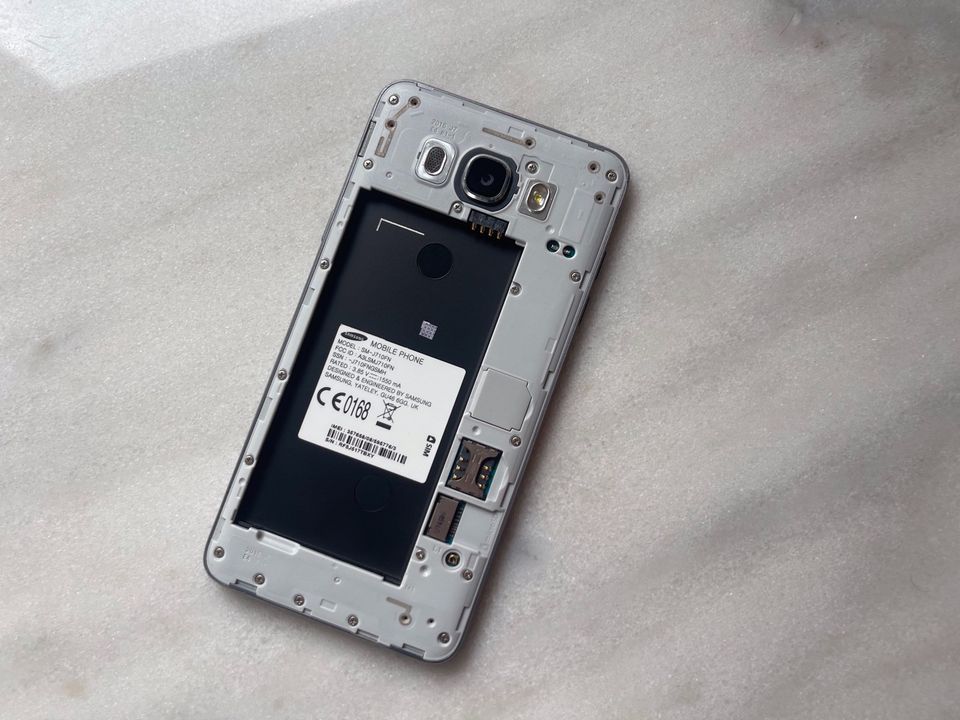 Samsung Galaxy  J7 16 GB Schwarz defekt in Birkenfeld