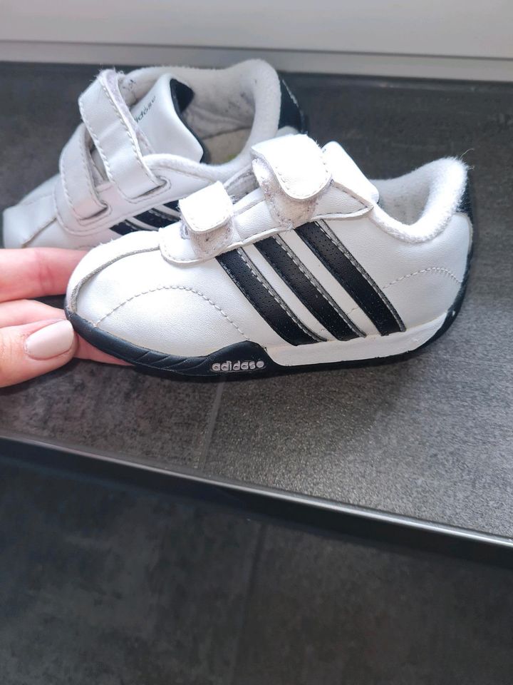 Adidas Kinderschuhe Gr. 22 in Ötzingen