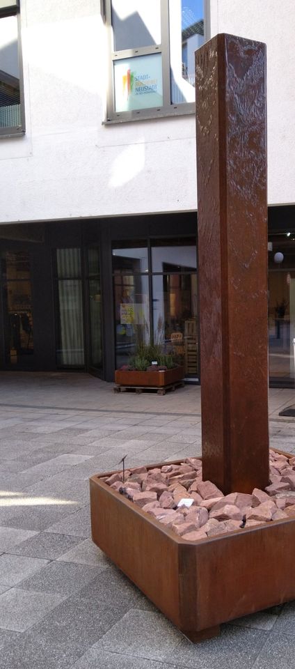 Corten Stahl Säule Brunnen Wasserspiel Garten Messe Gala Deko in Neustadt an der Weinstraße