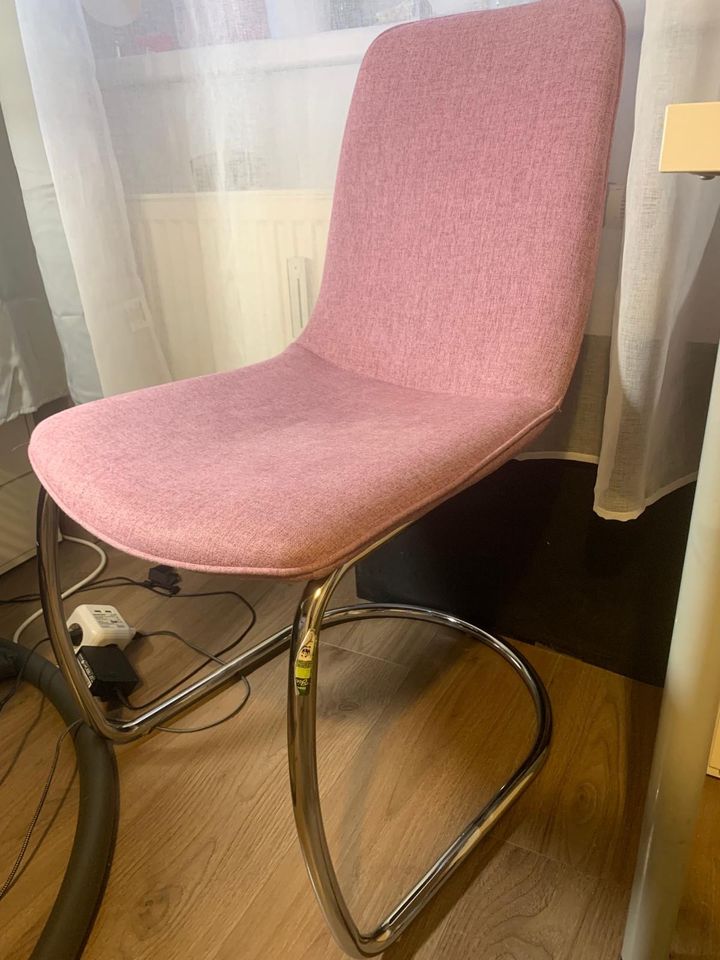 Stuhl und Gardinen in Rosa (gleichfarbig) in Leipzig