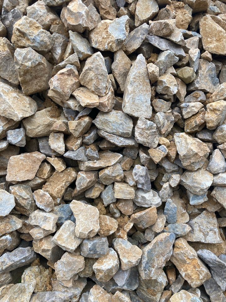 Schroppen, weiß-graue Steine in Petershausen