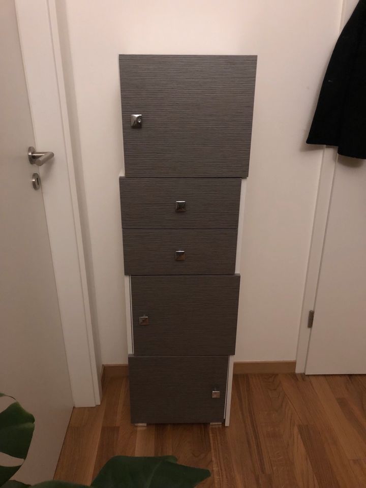 Badschrank flexible Breite in Düsseldorf