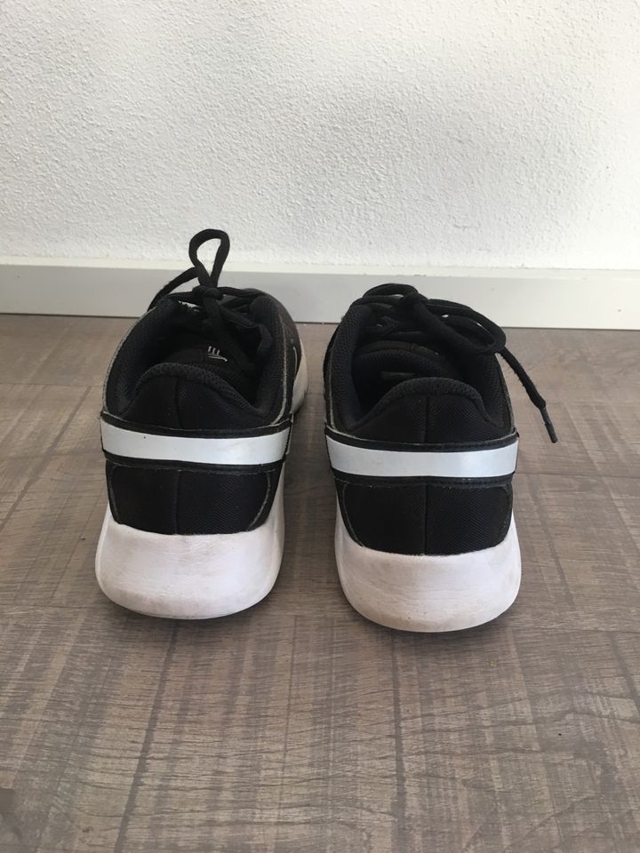 Nike Sportschuh  Größe: 38,5 Farbe: schwarz/weiß in Aalen