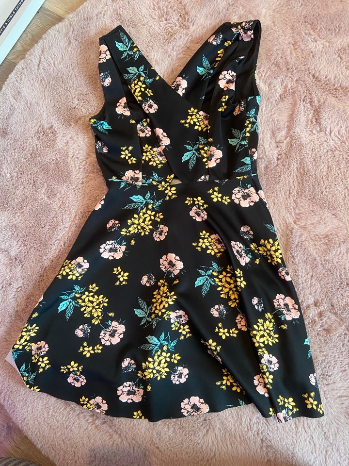 Kurzes Kleid mit Blumenmuster & Cut-Outs in Borken