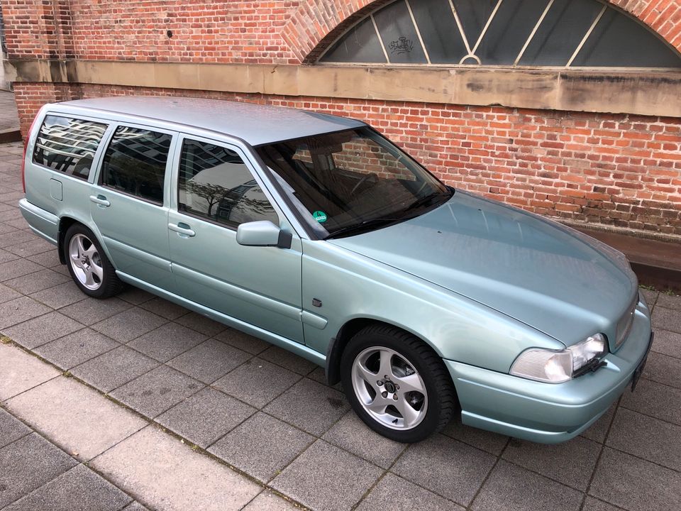 AUTOCATWALK Schöner Volvo V70 Frostgreen in Herrenberg