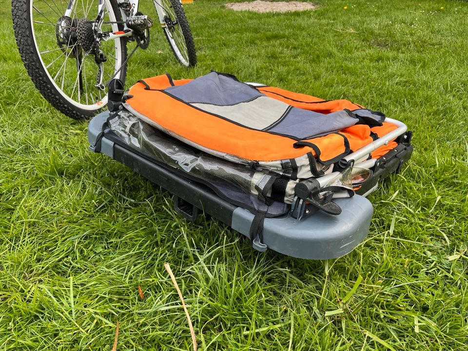 Fahrrad mit Kinderanhänger in Callenberg b Hohenstein-Ernstthal