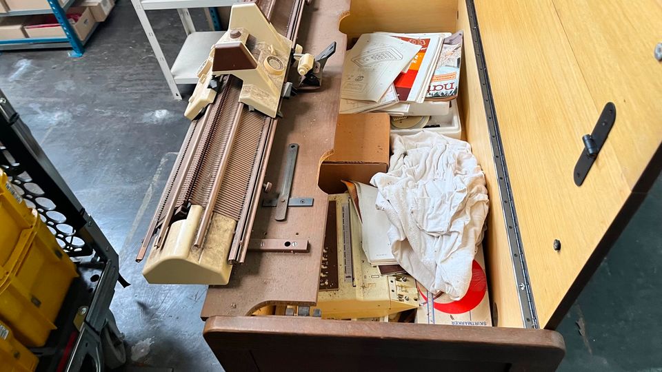 Singer Doppelbett Strickmaschine Nähmaschine Holz Tisch Schrank in Crailsheim