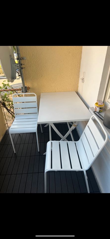 Tisch mit zwei Stuhle in Frankenthal (Pfalz)