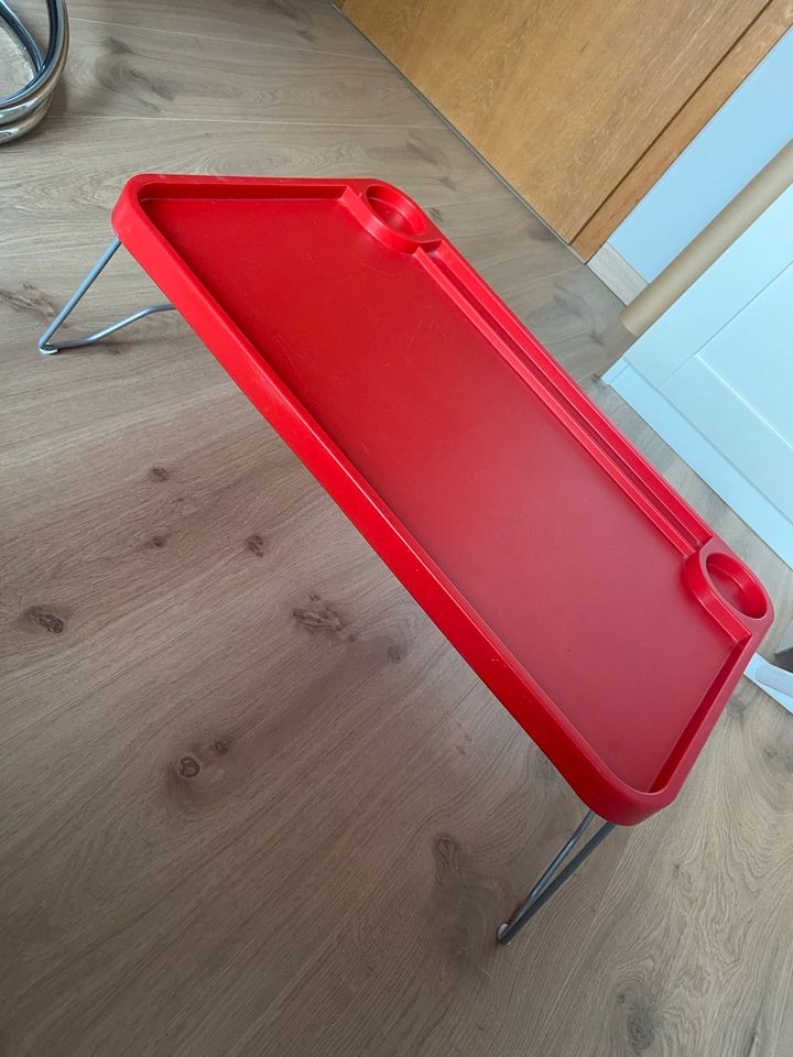 Tablett Laptop rot mit ausklappbaren Füßen in Rietberg